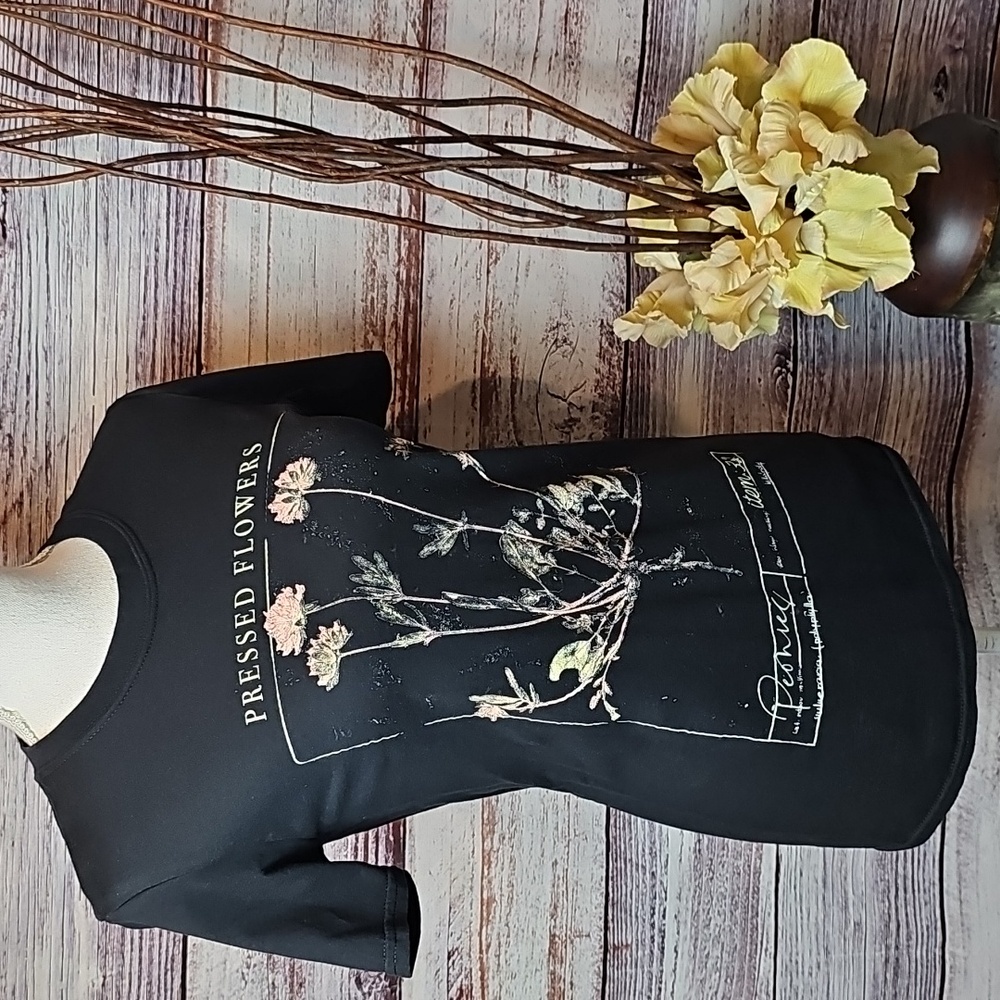 NASTY GAL PRESSED FLOWERS BLACK SHORT SLEEVE PULLOVER TEE